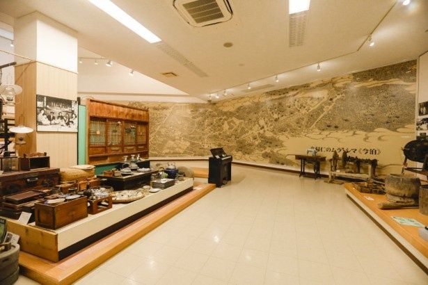 当時の暮らしぶりをうかがい知ることができる陶磁器や調度品が展示されている 撮影：樋口涼