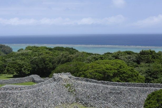 異なる方角には、沖縄の海を望む 撮影：樋口涼
