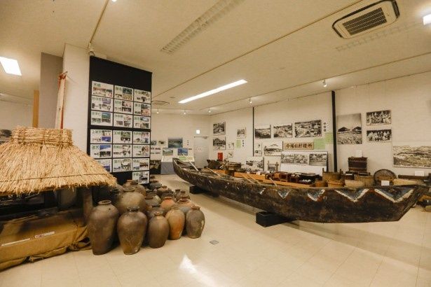 発掘調査で出土した遺物なども展示 撮影：樋口涼