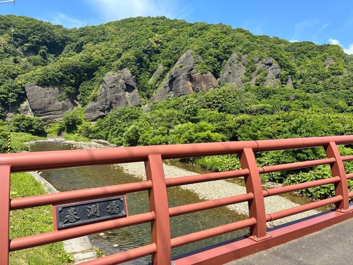 巻渕橋 崖側
