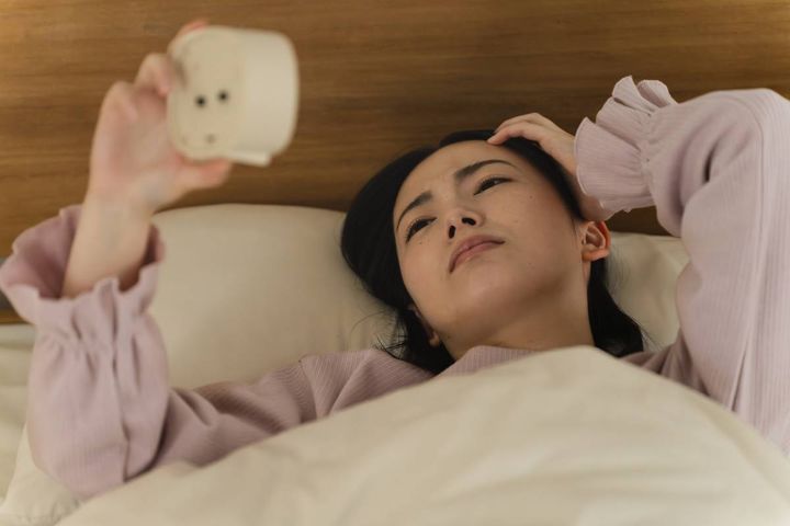 時計を見る女性