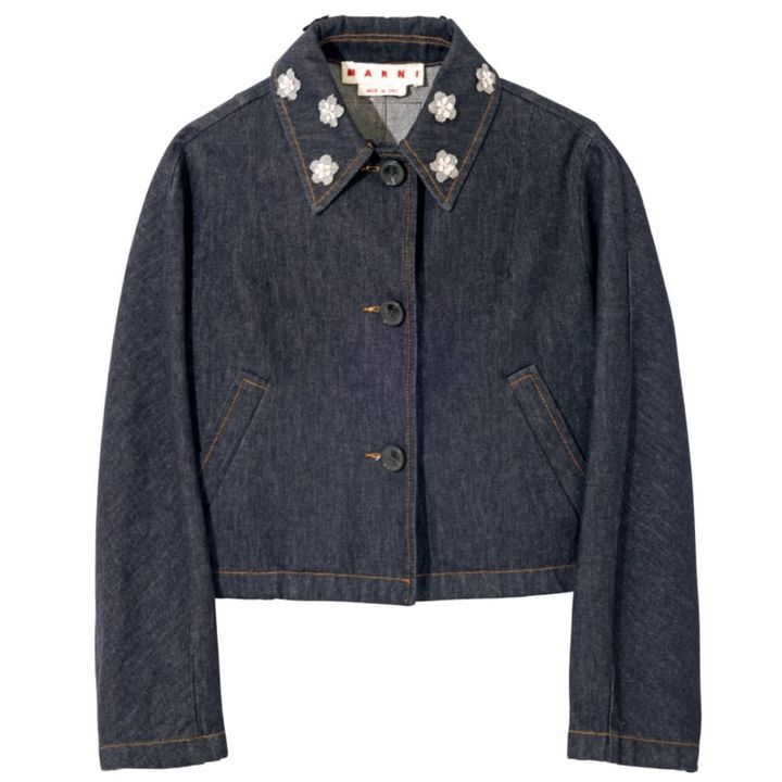 襟元にフラワーアップリケをあしらったクロップトジャケット。¥284,900（マルニ／マルニ ジャパン クライアントサービス）