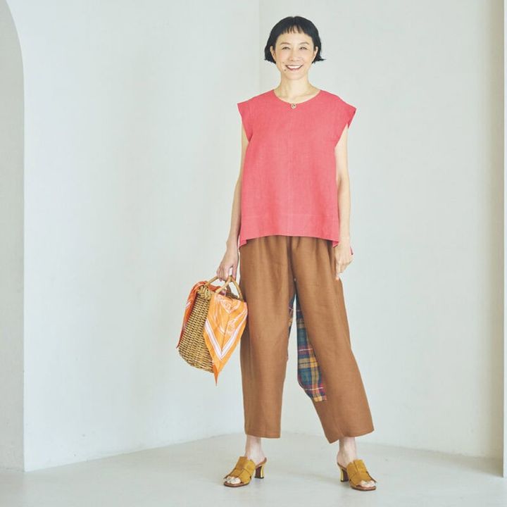 ブラウス¥22,000、バッグ¥17,600／ともにハリス（金万）、リネンパンツ¥85,800／デ・ドゥエ、ネックレス¥46,200／ダニエラ・デ・マルキ、サンダル¥66,000／チエ・ミハラ（すべてアッシュ・ペー・フランス）、スカーフ¥22,000／マニプリ
