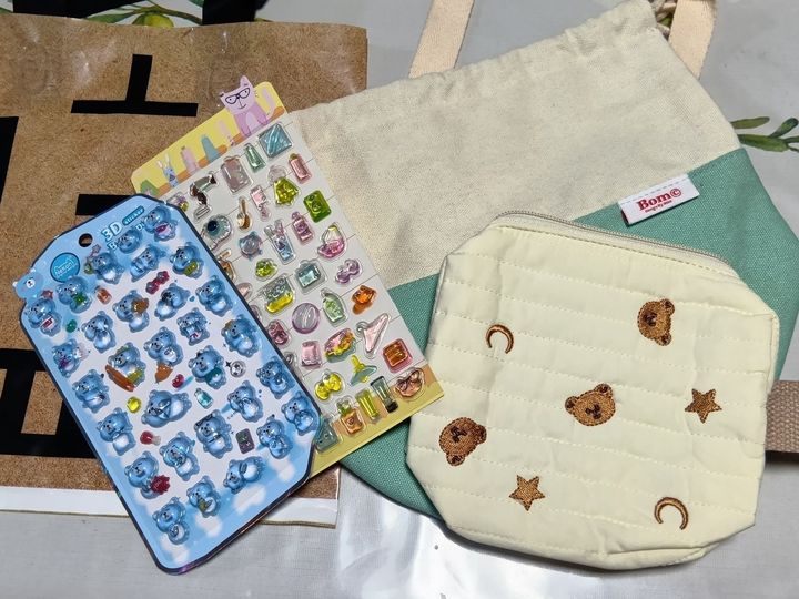 夏休みはコリアタウンへ！ボムカフェで話題の「ぷっくりシール」他を半額でゲット～！
