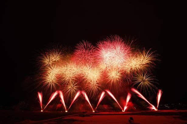 クライマックスを彩る大輪の花火が夜空を真っ赤に染める 画像提供：江戸川区花火大会実行委員会