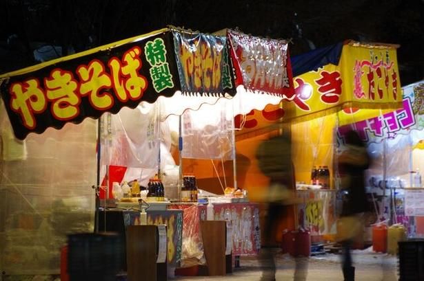 屋台グルメも楽しみのひとつ…！