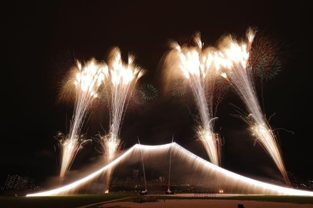 高さ59.2メートルの富士の大仕掛けが夜空に堂々と登場 画像提供：江戸川区花火大会実行委員会