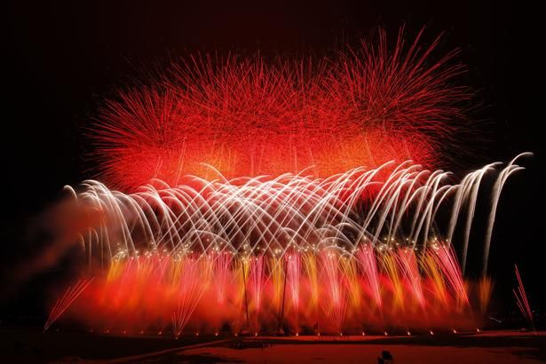 幾重にも重なる光のアーチが夜空を彩る、幻想的な演出 画像提供：江戸川区花火大会実行委員会