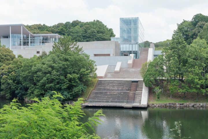 アートにも建築美にも魅せられる、再オープンした愛知「岡崎市美術博物館」。レストランやショップも充実