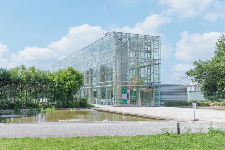 アートにも建築美にも魅せられる、再オープンした愛知「岡崎市美術博物館」。レストランやショップも充実