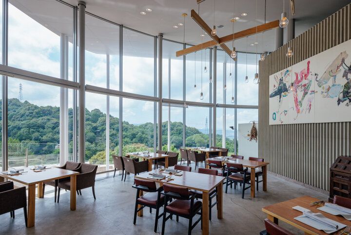 アートにも建築美にも魅せられる、再オープンした愛知「岡崎市美術博物館」。レストランやショップも充実