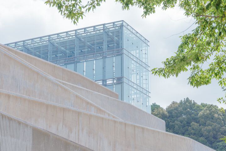 アートにも建築美にも魅せられる、再オープンした愛知「岡崎市美術博物館」。レストランやショップも充実