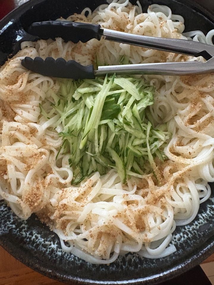 うどんに白の擦りゴマをかけました。