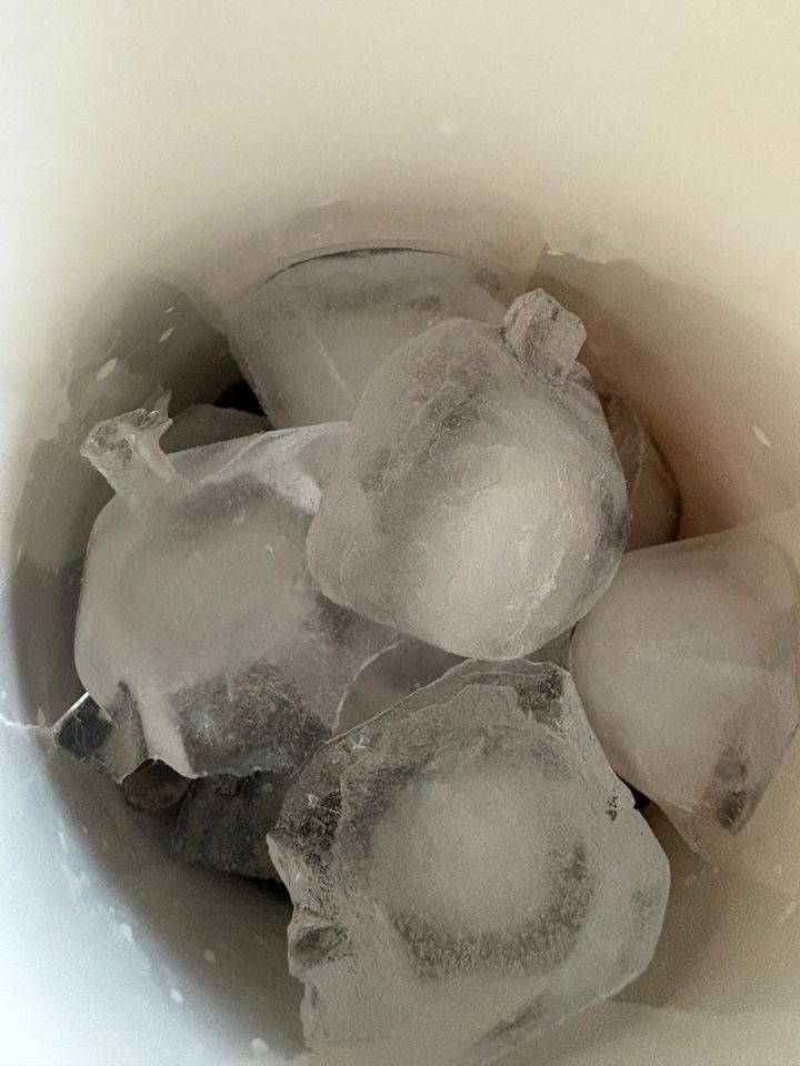 上に氷をどっさり入れて放置。麺を茹で始めます。