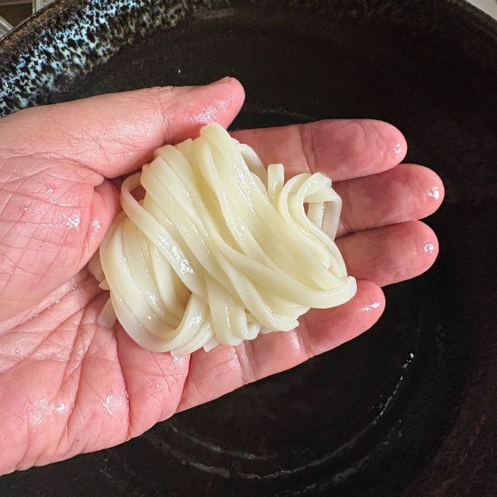 水でよく冷やしながら一箸で取れるくらいの大きさにまとめて器に入れていきます。