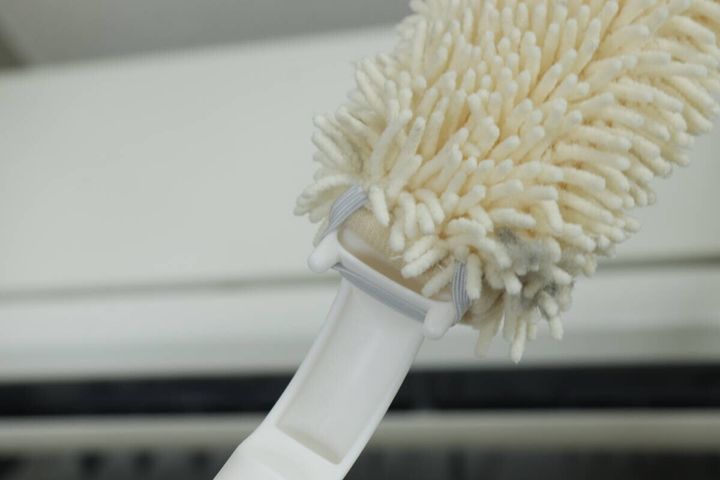 エアコン掃除後、モップのフサフサ部分に絡みついた大量のホコリ