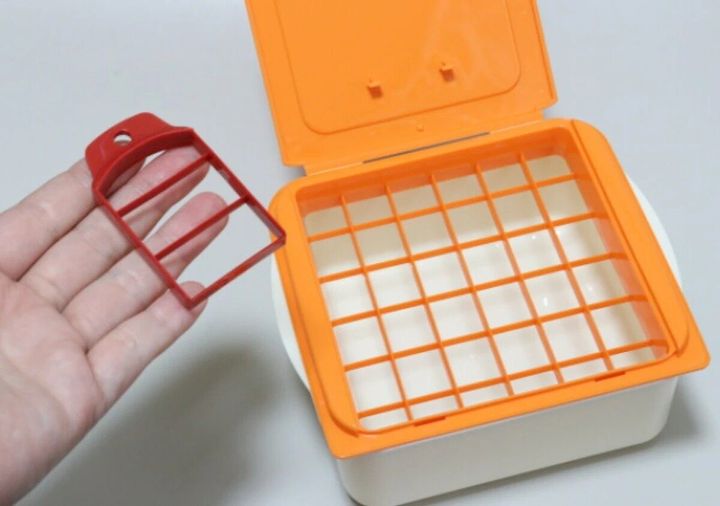 ダイソー麻婆豆腐職人の容器と豆腐をカットする赤いカッター