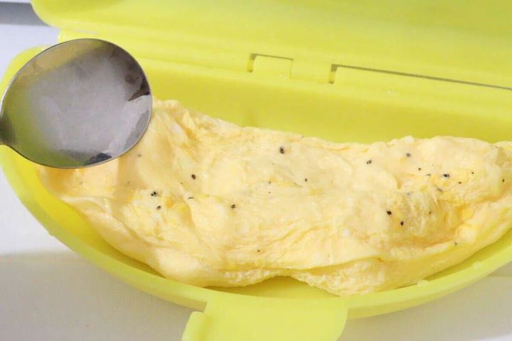 レンジで簡単オムレツ調理器で完成したオムレツをスプーンで