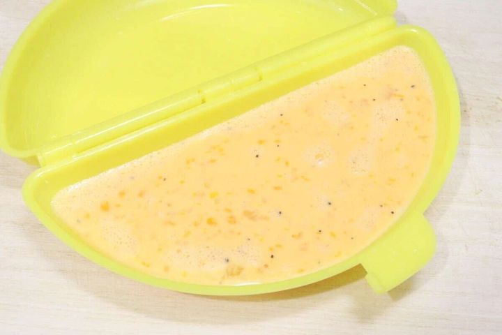 レンジで簡単オムレツ調理器に溶き卵と具材を入れた状態