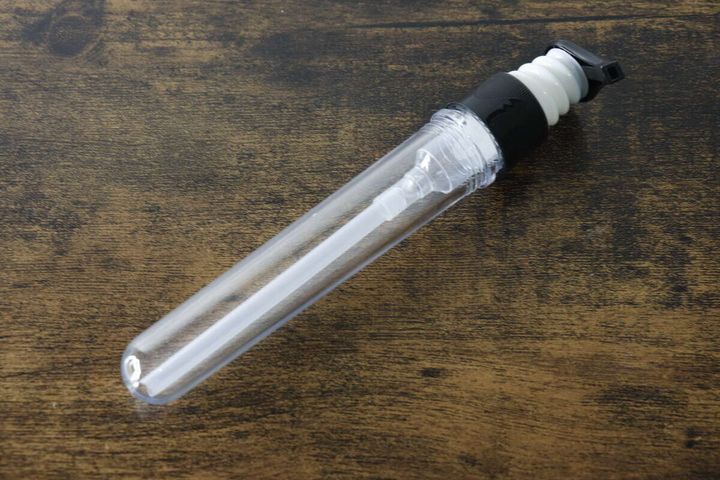 透明なポンプボトルが木目調のテーブルに置かれている