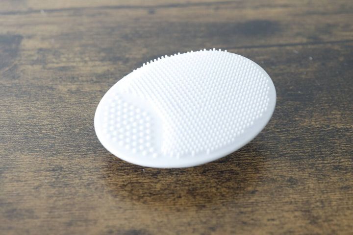 白い楕円形のシリコーン洗顔ブラシの全体像