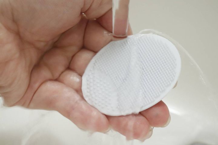 使用後のシリコーン洗顔ブラシを流水で洗い流す