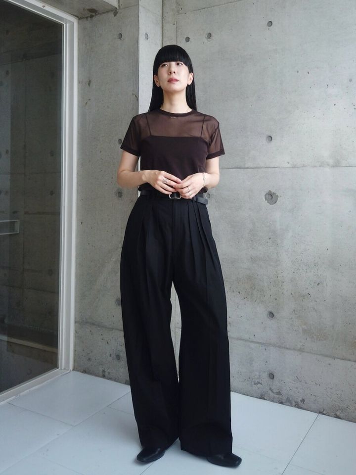 ブラウンシアーTシャツと黒ワイドパンツでウエストマークした女性