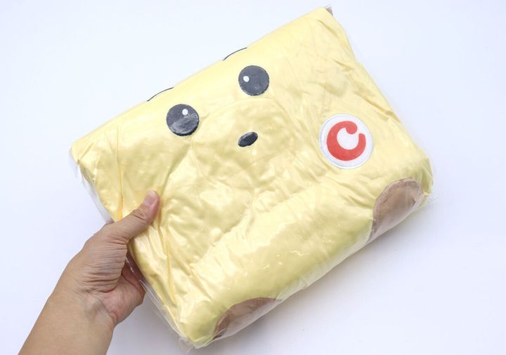 圧縮された状態で袋に入ったカスタム君のぬいぐるみ