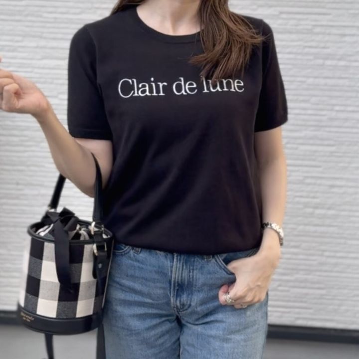 黒のロゴニットとデニムを合わせた女性の別角度コーデ