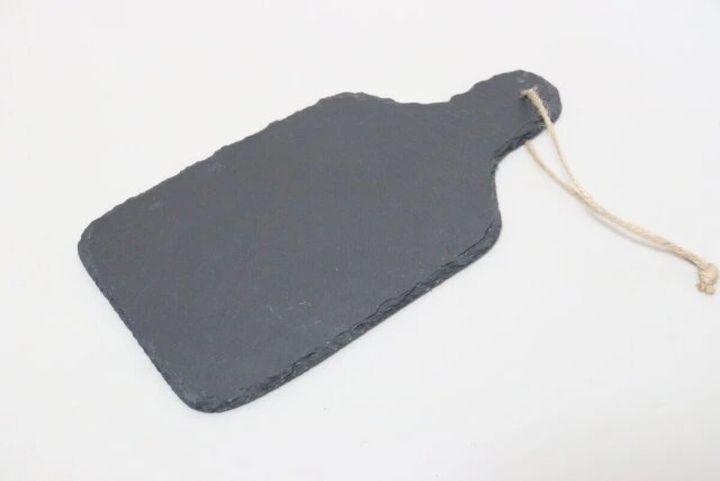 麻ひもが付いた黒い長方形のスレートプレート