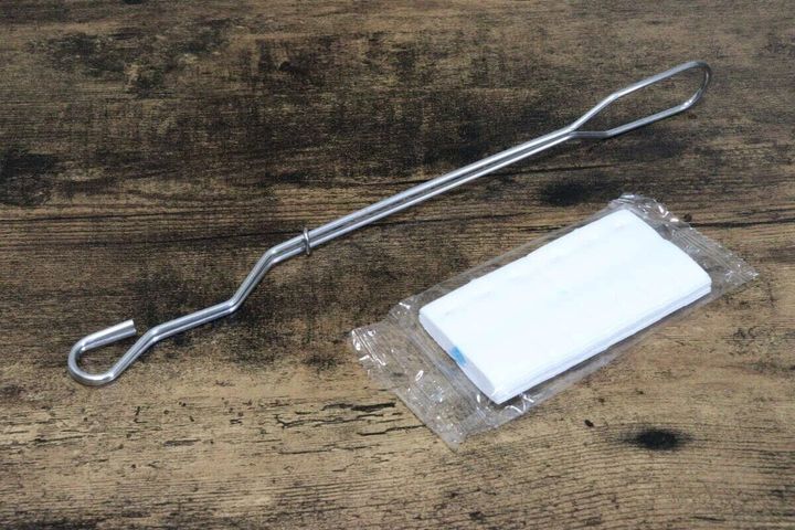 ステンレス製トイレブラシのハンドルと、個包装されたつけ替えブラシ