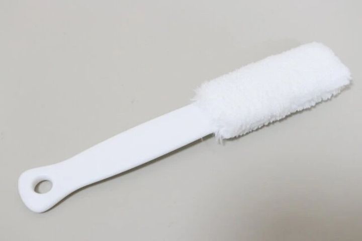 白い柄付きのエアコンクリーナー。ふわふわのヘッドが特徴