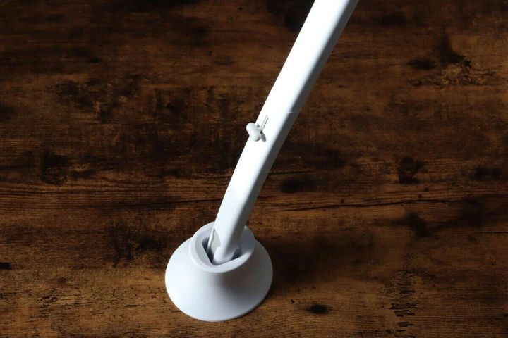 白いトイレクリーナーハンドルが専用スタンドに収納されている