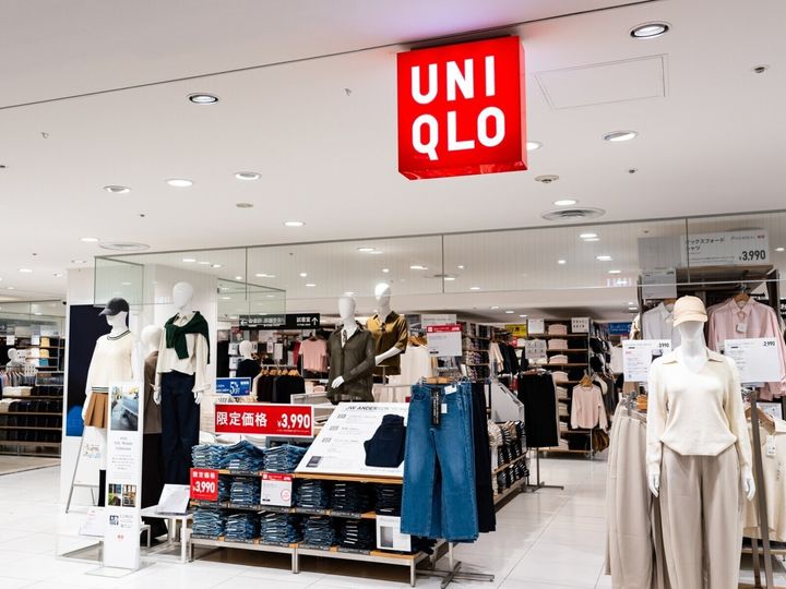 「ユニクロ」から発売されている「リブミニT」が、リブ生地ならではの柔らかな着心地とヴィンテージ感で人気を集めています。SNSでも反響を呼んでいる同商品の魅力を紹介します。