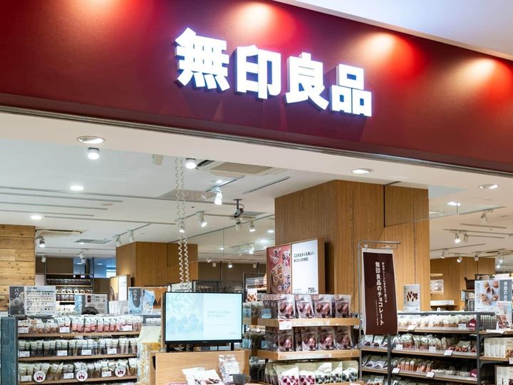 「無印良品」から発売されている「そのまま洗える衣類ケース」が、旅行やジム帰りの洗濯物整理に便利と人気を集めています。SNSでも反響を呼んでいる同商品の魅力を紹介します。