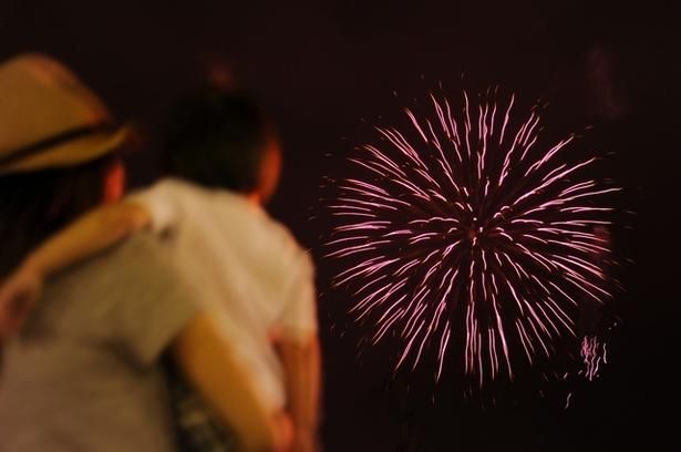 子連れの花火大会は、事前の計画と準備が大切！不安要素をなるべく減らして、最高の思い出を作ろう ＠KAMIKAZE / PIXTA