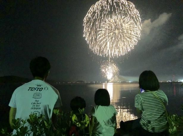 有料席を利用しない場合は、打ち上げ場所から少し離れた河川敷などがおすすめ おちゃえんや / PIXTA
