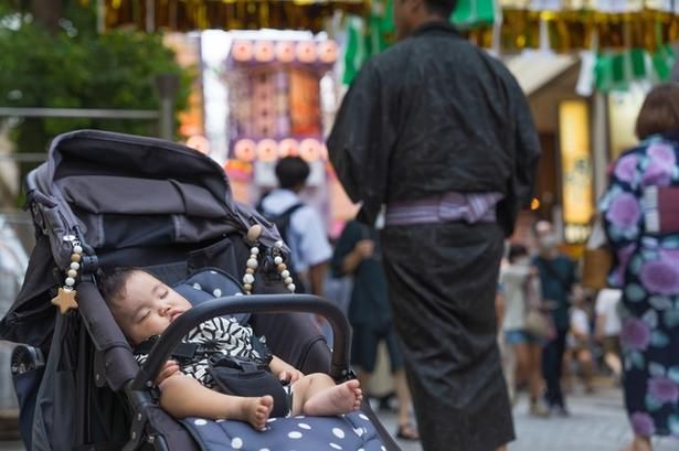 赤ちゃんとのおでかけの必須アイテムともいえるベビーカー。花火大会への持ち込みは、会場のルールを確認のうえ、よく検討を B-finity / PIXT