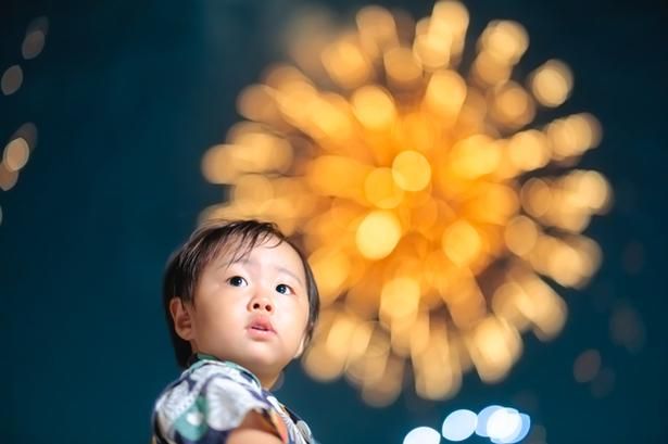 花火よりも、花火を初めて見る子どもの表情から目が離せない…なんてこともあるかも!? hirost / PIXTA