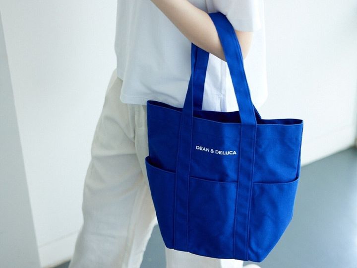 DEAN & DELUCAから、鮮やかなロイヤルブルーの限定コットントートバッグが主役の「夏の福袋2026」が数量限定で登場。年始恒例の福袋企画が、この夏、初登場です（※サムネイル画像：DEAN & DELUCA）