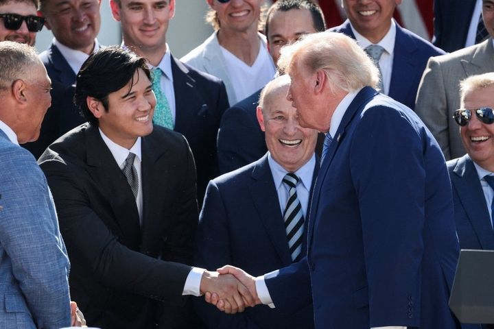 握手を交わすドジャース・大谷翔平（左）とドナルド・トランプ大統領（C）ロイター