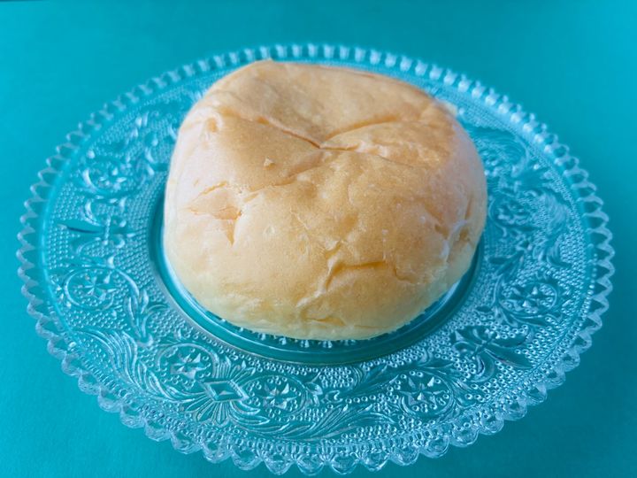 クリームたっぷりで嬉しい！！メロンの風味もしっかり！【ファミマ限定】「冷やして食べるとろけるくりーむパン 赤肉メロン」