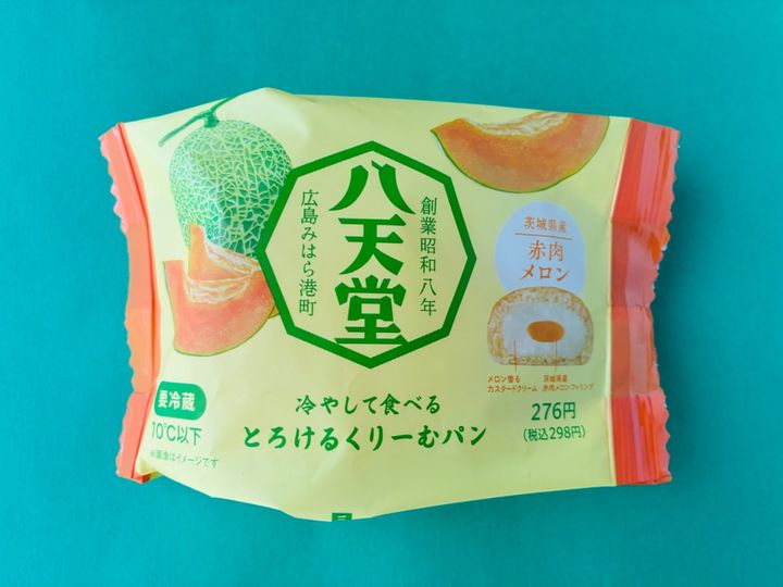 クリームたっぷりで嬉しい！！メロンの風味もしっかり！【ファミマ限定】「冷やして食べるとろけるくりーむパン 赤肉メロン」