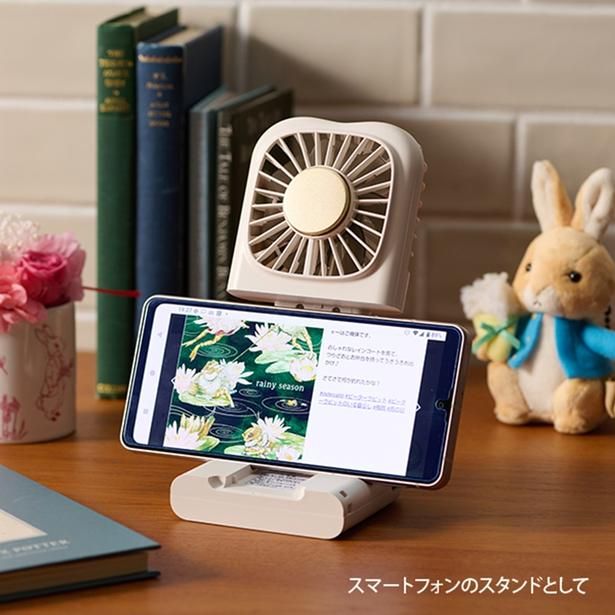 折りたたんでスタンドにすれば、動画を見ながら心地よい風を