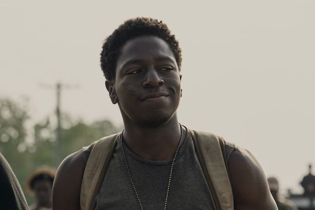 参加者を明るく束ねるムードメーカーのピーター・マクヴリーズ(デヴィッド・ジョンソン) (C)2026 Lions Gate Ent. Inc. All Rights Reserved.