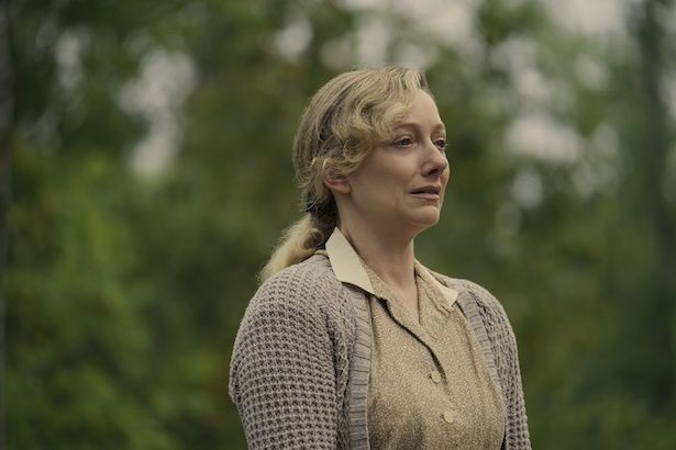 息子のロングウォーク参加を止められなかったことに後悔を覚えるレイの母親ミセス・ギャラティ(ジュディ・グリア) (C)2026 Lions Gate Ent. Inc. All Rights Reserved.