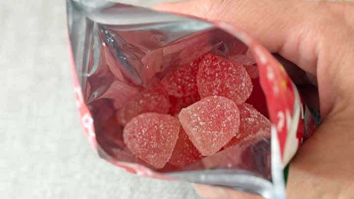 甘酸っぱいジュレがとろ～っと！【ファミマ先行】新食感グミは夏に合う味