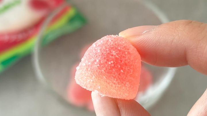 甘酸っぱいジュレがとろ～っと！【ファミマ先行】新食感グミは夏に合う味