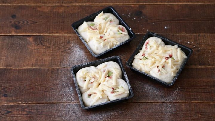 お弁当箱にちょうど入るパンを作ります。セリアの型を使っています。枝豆とチーズ、ハムを巻いて４つにカットし、発酵させます。２００度で１０分焼いたら完成！