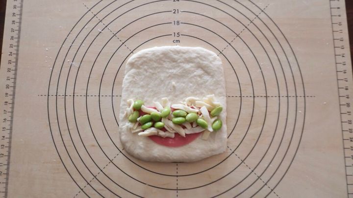 お弁当箱にちょうど入るパンを作ります。セリアの型を使っています。枝豆とチーズ、ハムを巻いて４つにカットし、発酵させます。２００度で１０分焼いたら完成！
